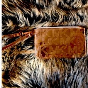 🤩Set:Micheal Kors Wristlet & Beanie